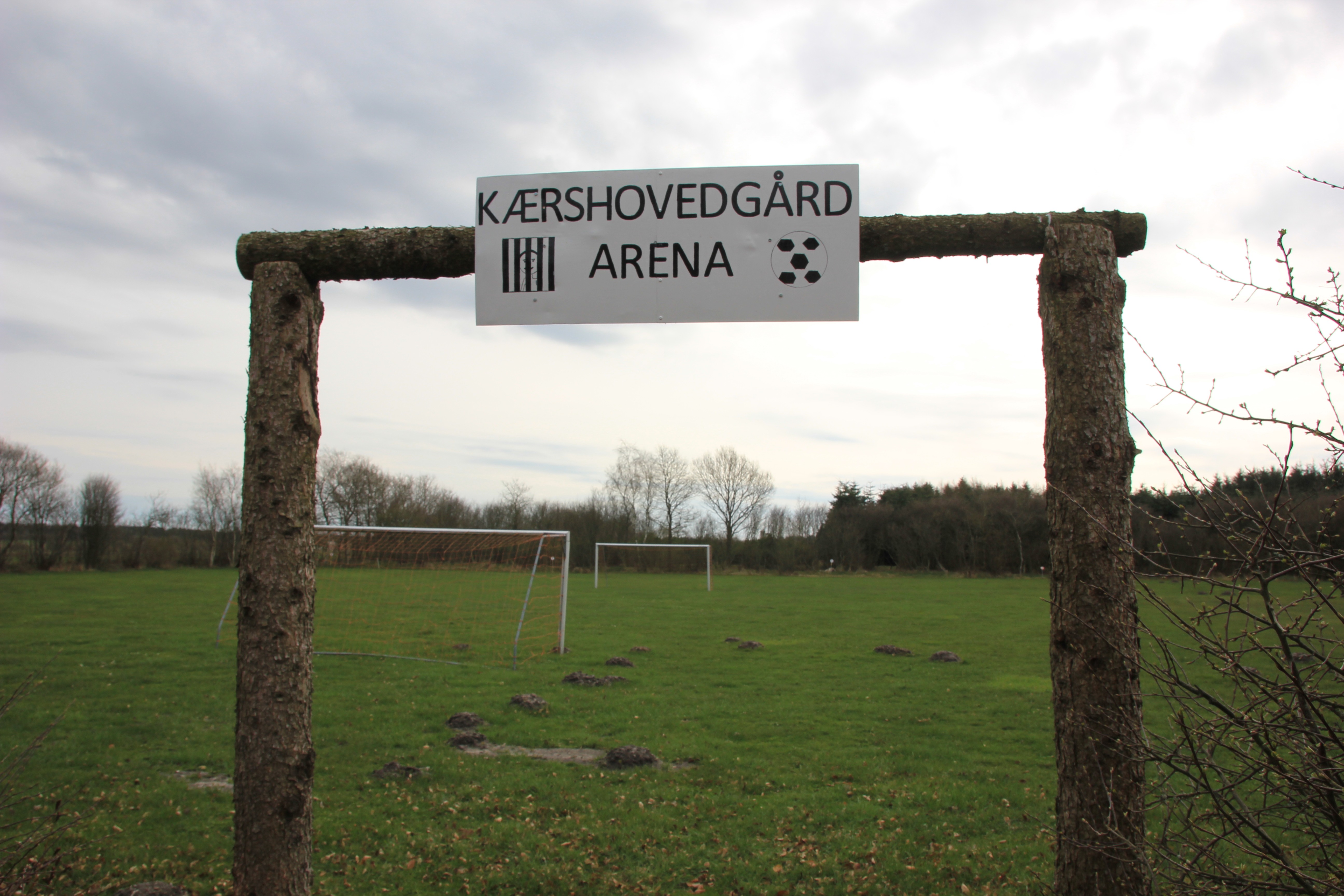 På fængslets fodboldbane skal der etableres barakker til flere afviste asylansøgere.